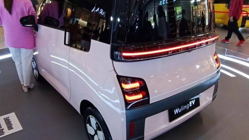 Tiếp đến là cụm đèn pha 2 bóng có kích thước khá lớn và được bao quanh bằng viền màu đen. Ngoài ra, xe còn có cản trước không sơn màu