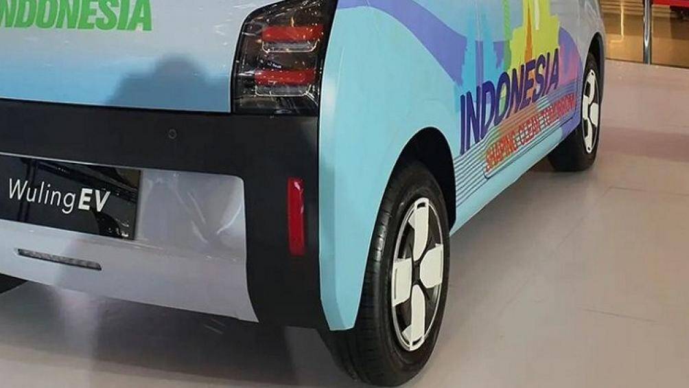 Ở Trung Quốc, mẫu xe này được trang bị mô-tơ điện mạnh 40 mã lực, truyền động đến cầu trước. Mô-tơ điện kết hợp với cụm pin lithium-sắt-photphat (LiFePO4)