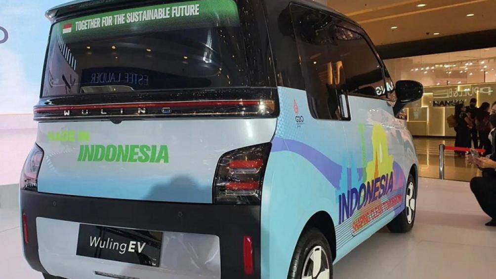 Đèn hậu hình chữ nhật của xe được đặt nằm dọc bên dưới. Thêm vào đó là cản sau phối 2 màu và tích hợp đèn phản quang