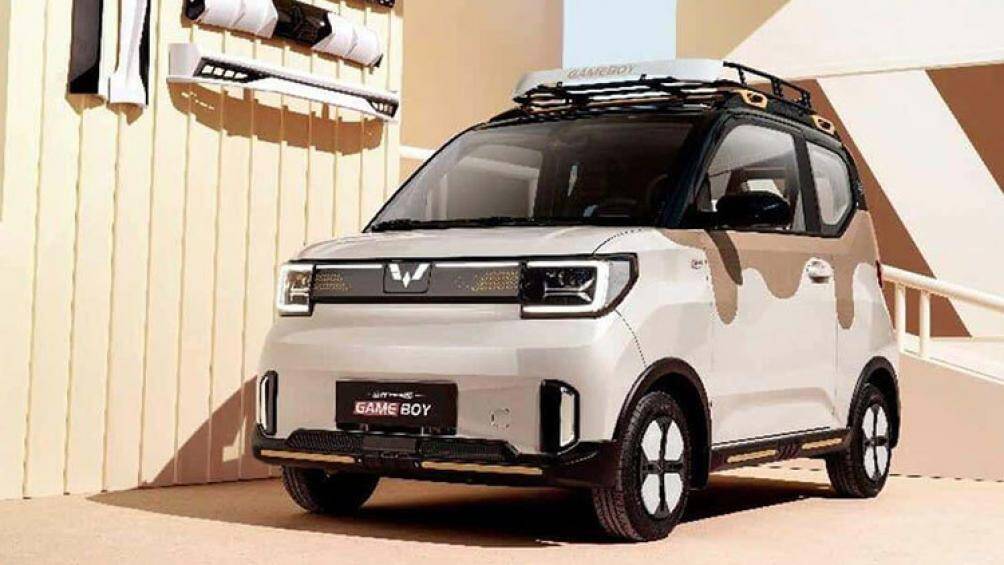 Lấy cảm hứng thiết kế từ các mẫu xe kei car (xe nhỏ gọn, dễ di chuyển trong phố và thường có hình hộp diêm) của Nhật Bản, Wuling EV 2022 có kích thước rất nhỏ và trọng lượng chỉ 860 kg