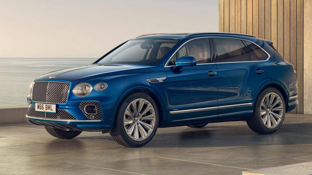 Khác với phiên bản thông thường, bản đặc biệt Azure được đính logo biểu thị phiên bản trên vè ốp hốc bánh trước