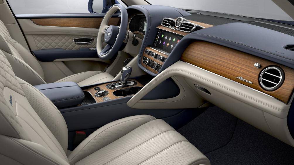 Bên trong, các nhà thiết kế đã tạo ra một loại vải bọc có màu sắc êm dịu dựa theo lời khuyên của các nhà khoa học về thần kinh