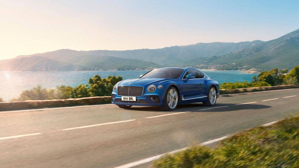 Flying Spur Azure được trang bị cửa sổ trời toàn cảnh bằng kính, có thể đóng mở và phiên bản Continental GT Azure có cửa sổ trời toàn cảnh cố định
