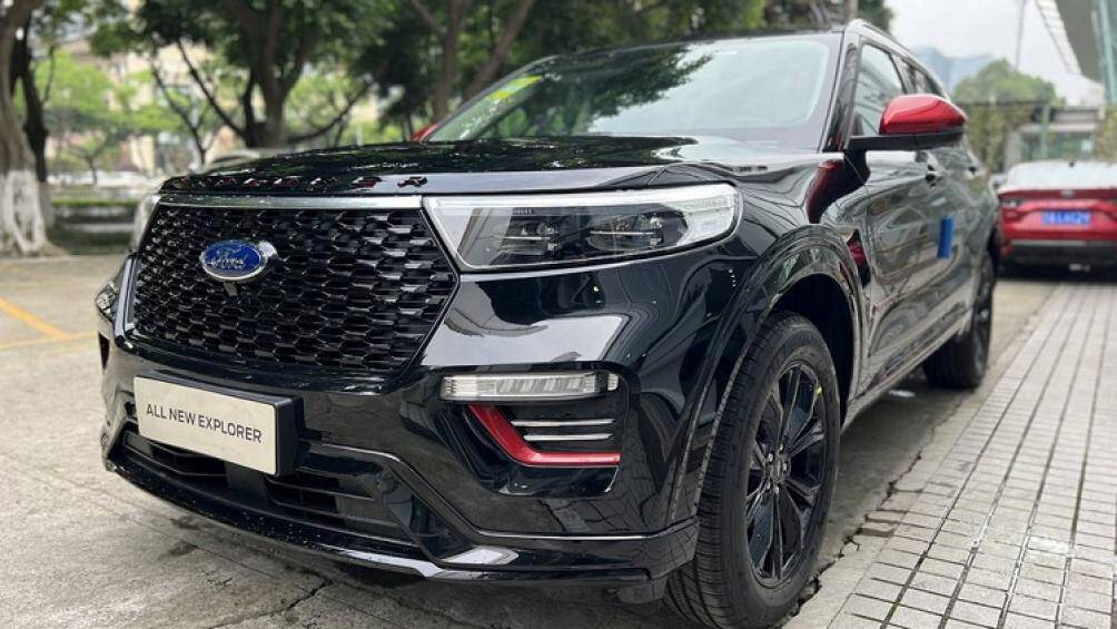 Phiên bản đặc biệt Ford Explorer 30th Anniversary Edition 2022 với chỉ 600 chiếc được sản xuất vừa lộ hình ảnh thực tế tại đại lý