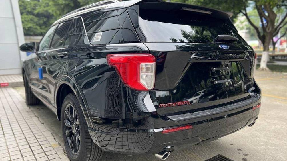 Mẫu xe này có hai màu sơn đen và trắng. Hai mẫu xe này có một số điểm khác biệt với bản tiêu chuẩn