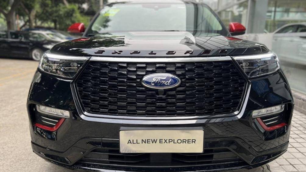 Theo đó, xe có ngoại thất sơn đen bóng kết hợp với một số điểm nhấn đỏ ở ốp gương chiếu hậu. Bên cạnh đó xe có thêm viền hốc đèn trước, viền logo “Warrior” ở cửa trước và cốp sau