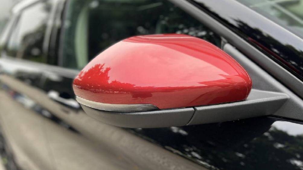 Màn hình đặt dọc 10,1 inch và cần số dạng núm xoay. Thêm vào đó là gói an toàn chủ động Ford Co-Pilot 360 với những tính năng hỗ trợ người lái