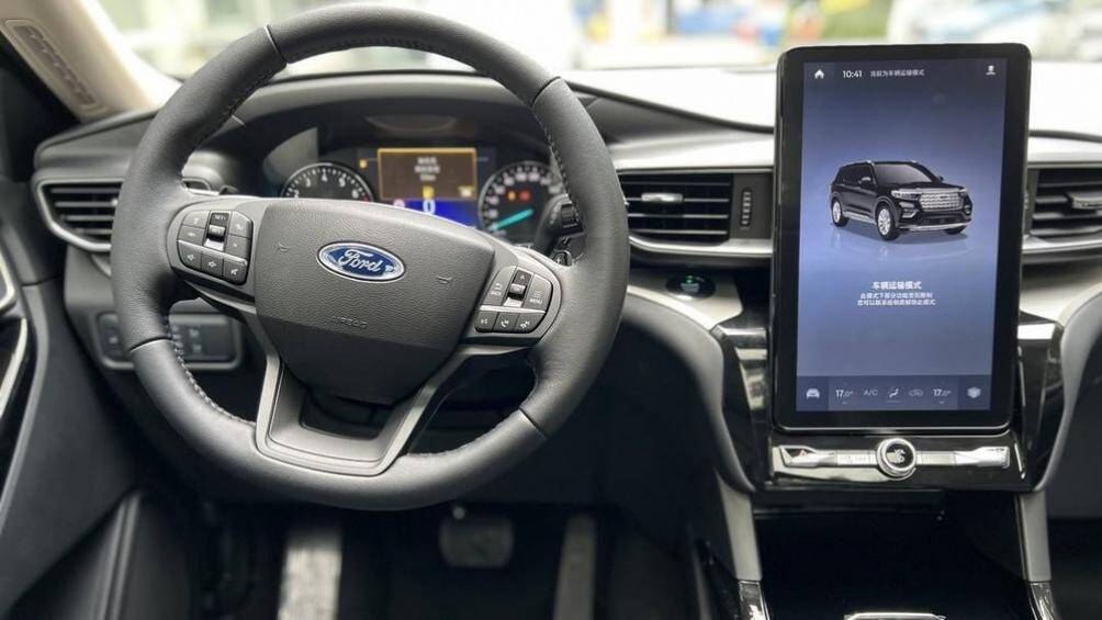 Trong khoang lái không có quá nhiều khác biệt so với các phiên bản tiêu chuẩn với nội thất được sử dụng tông màu đen