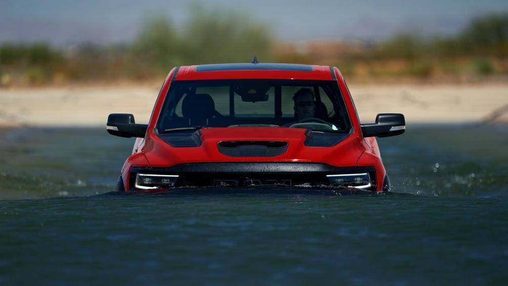 RAM 1500 TRX: Mẫu xe bán tải "khủng long" này có khoảng sáng gầm lên đến 300 mm nên dễ dàng lội nước sâu 813 mm