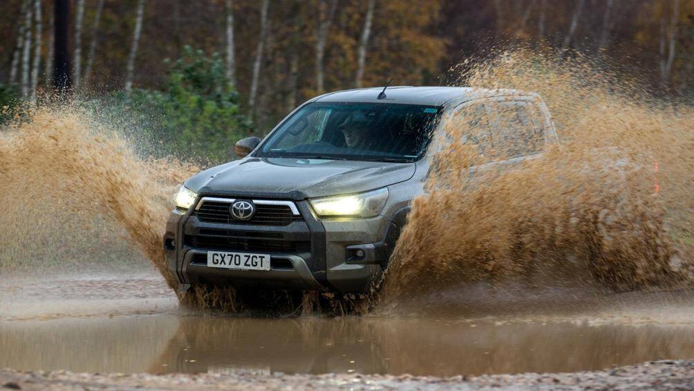 Toyota Hilux: Khoảng gầm sáng của Hilux lên đến 286 mm, giúp cho mẫu bán tải này có khả năng băng qua vùng ngập nước ngập 700 mm