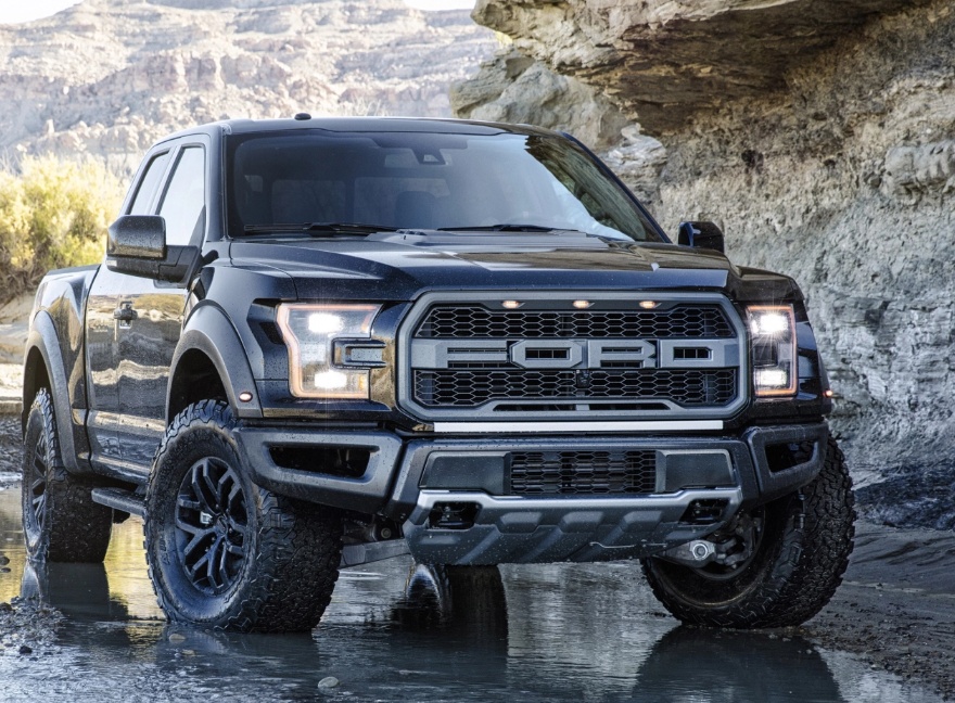 Ford Ranger Raptor: Ford Ranger Raptor có khoảng gầm sáng 283 mm, khả năng lội nước lên đến 850 mm