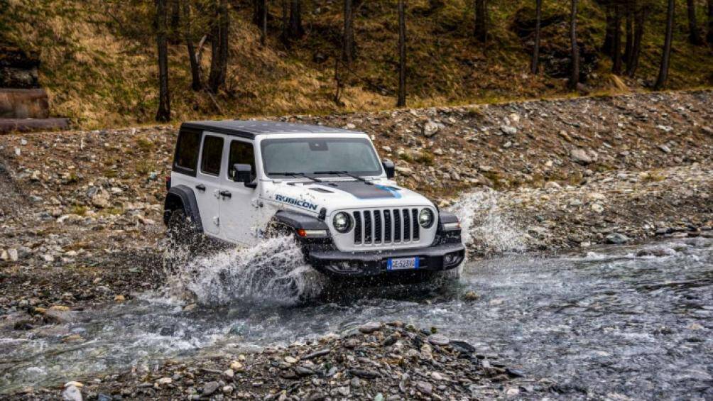 Jeep Wrangler: Là một mẫu SUV chuyên off road, Jeep Wrangler có khoảng sáng gầm 236-275 mm tùy phiên bản, khả năng lội nước 762 mm