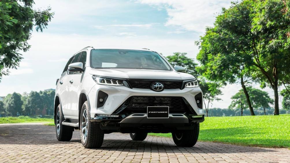 Toyota Fortuner: Toyota Fortuner sở hữu khoảng gầm sáng 279 mm và khả năng "lặn" lên đến 700 mm