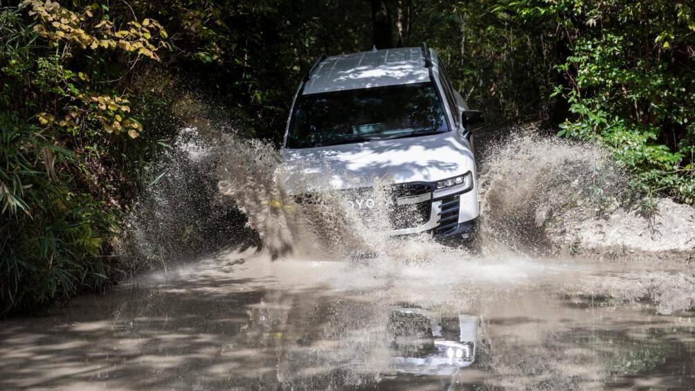 Toyota Land Cruiser: Xe có khoảng gầm sáng 235 mm và khả năng lội nước sâu ở mức 700 mm