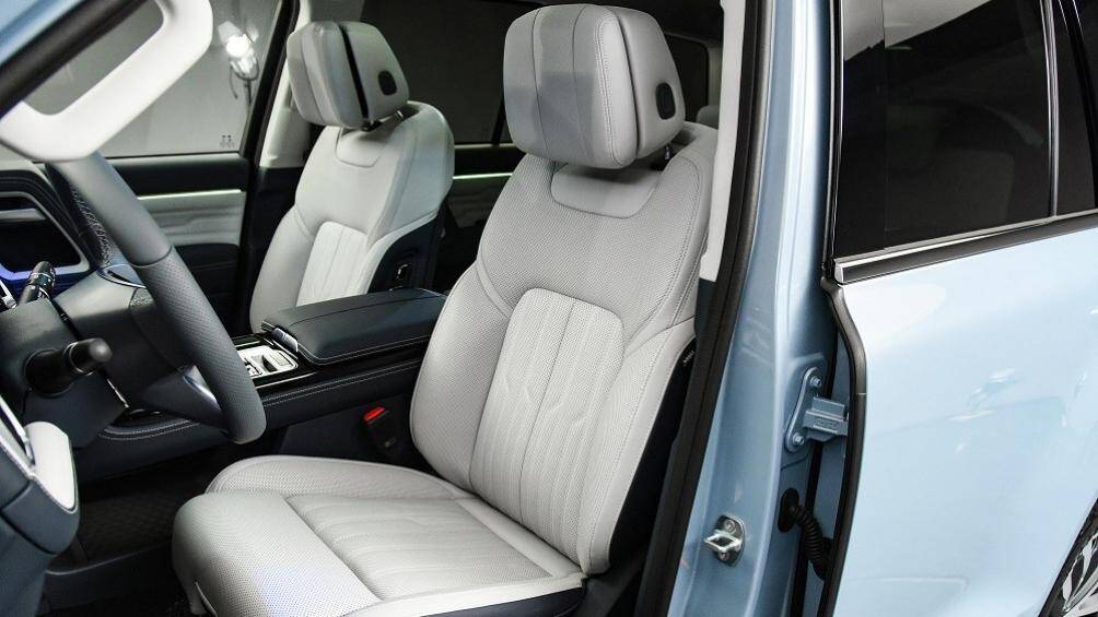Ghế lái của xe được trang bị bệ đỡ bắp chân và tính năng nhớ vị trí. Hàng ghế trước có đủ tính năng như chỉnh điện 12 hướng, sưởi ấm, làm mát và massage