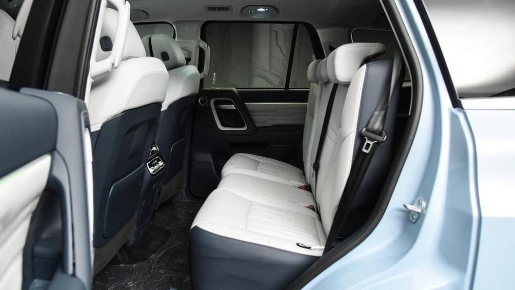 Trong khi đó, hàng ghế sau có tính năng làm mát, sưởi và massage. Người ngồi trên hàng ghế sau có thể chỉnh điều hòa theo ý muốn