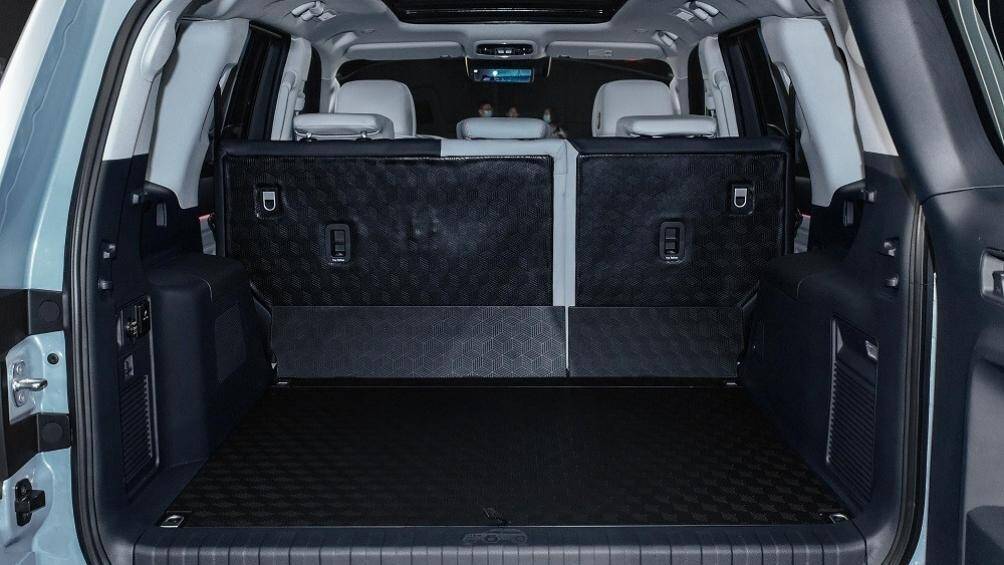 Phía sau ghế của Beijing BJ60 2022 là khoang hành lý có thể tích 972 lít. Nếu hàng ghế thứ hai gập xuống, con số này sẽ tăng lên 1.836 lít