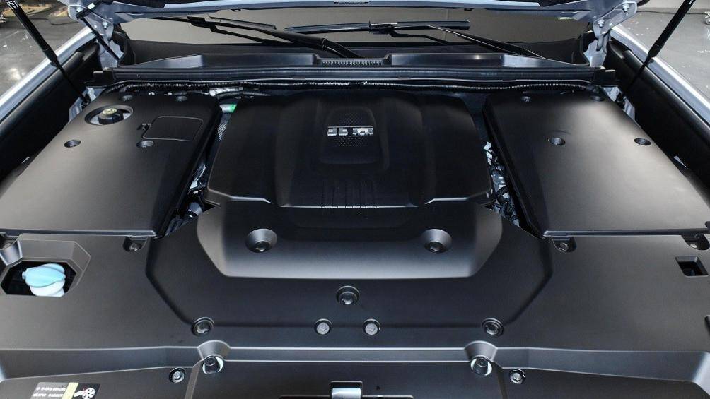 Nằm bên dưới nắp ca-pô là hệ truyền động mild hybrid với động cơ xăng 4 xi-lanh, tăng áp, dung tích 2.0L và mô-tơ điện 48V