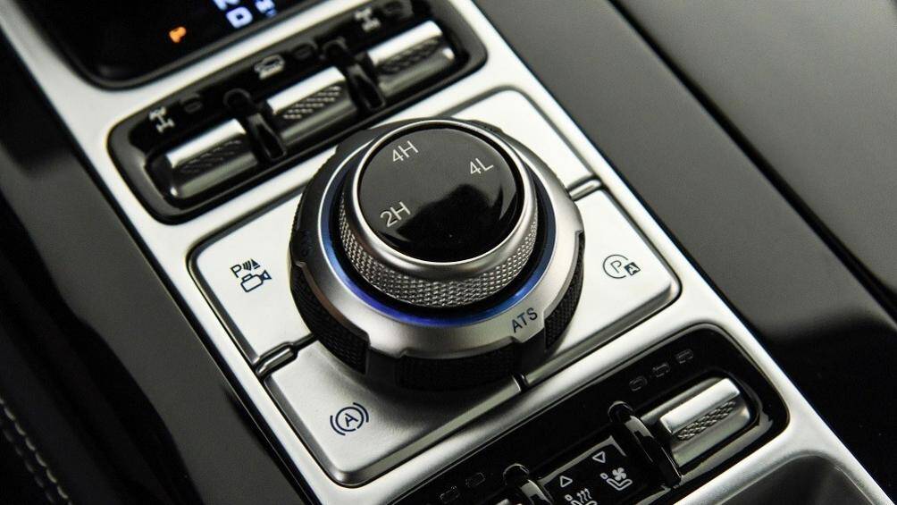 Hệ truyền động này tạo ra công suất tối đa 266 mã lực và mô-men xoắn cực đại 406 Nm. Xe còn có bình xăng 85 lít và bình xăng phụ 35 lít