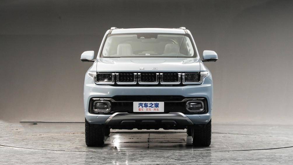 Điểm nhấn đáng chú ý nhất của Beijing BJ60 2022 là thiết kế pha trộn giữa xe Jeep và Toyota