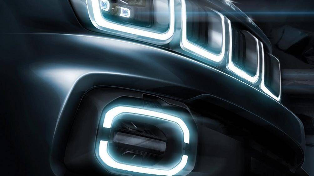 Lưới tản nhiệt chia thành 3 khoang màu đen bóng, được bao quanh bằng nẹp mạ crôm tích hợp dải đèn LED khá giống thiết kế của Jeep