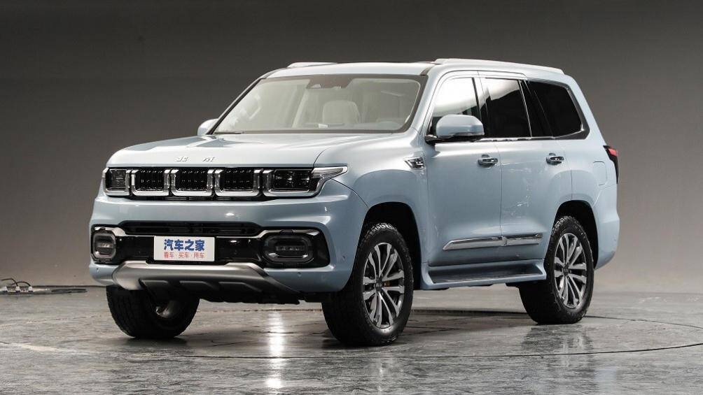 Nếu như thiết kế phía trước và bên sườn của Beijing BJ60 2022 giống Jeep thì khu vực đằng sau lại hao hao Toyota Land Cruiser