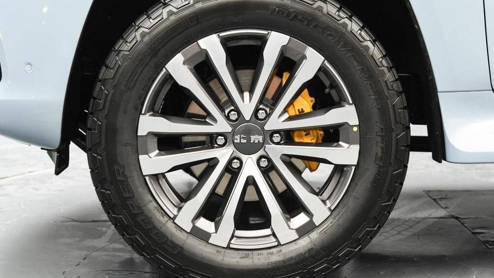 Hốc gió trung tâm của Beijing BJ60 2022 được đặt ở vị trí khá cao, bên trên tấm ốp màu đen nằm giữa cản trước, vành la-zăng 18 inch hoặc 20 inch