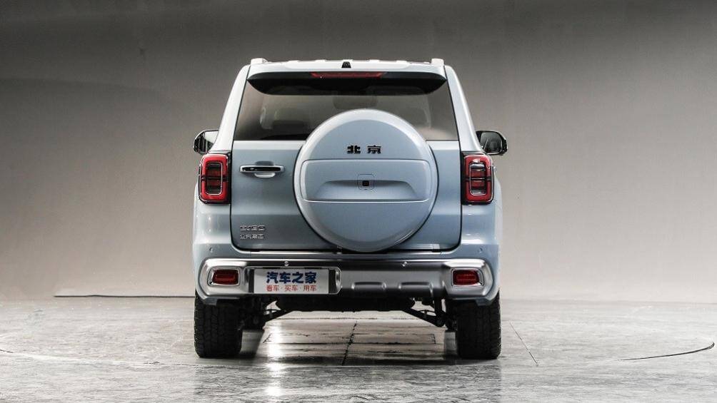 Xe được trang bị lốp dự phòng treo trên cửa cốp, đèn hậu nằm dọc, ốp màu bạc trên cản sau và cánh gió mui tích hợp đèn phanh trên cao