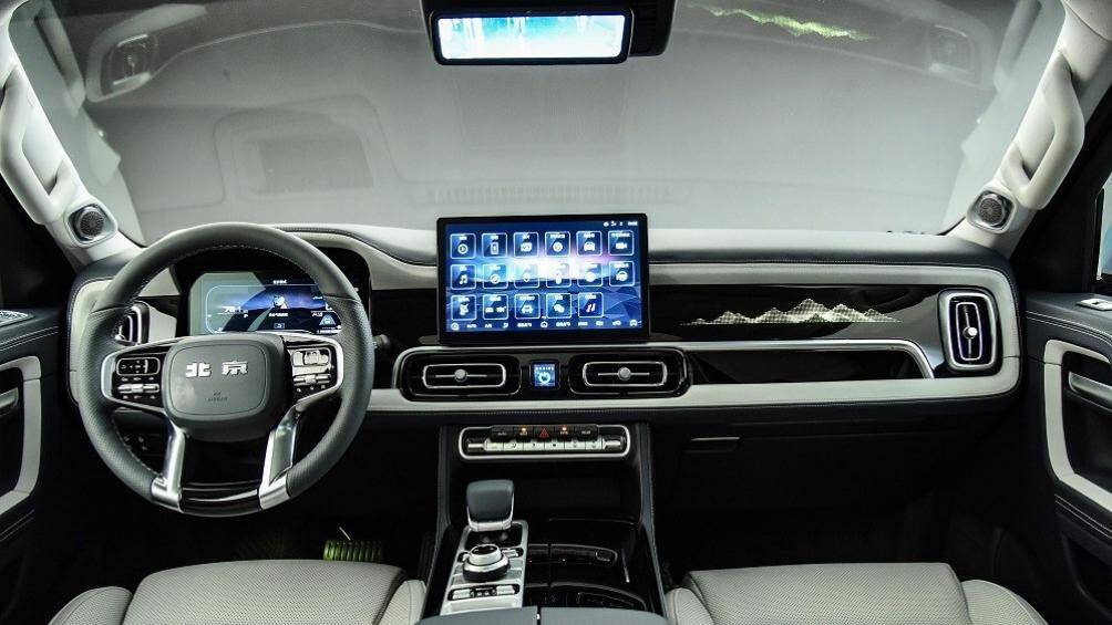 Nội thất của xe tạo cảm giác hiện đại nhờ những trang bị như vô lăng 4 chấu tích hợp phím chức năng, bảng đồng hồ kỹ thuật số với màn hình LCD 10,25 inch...