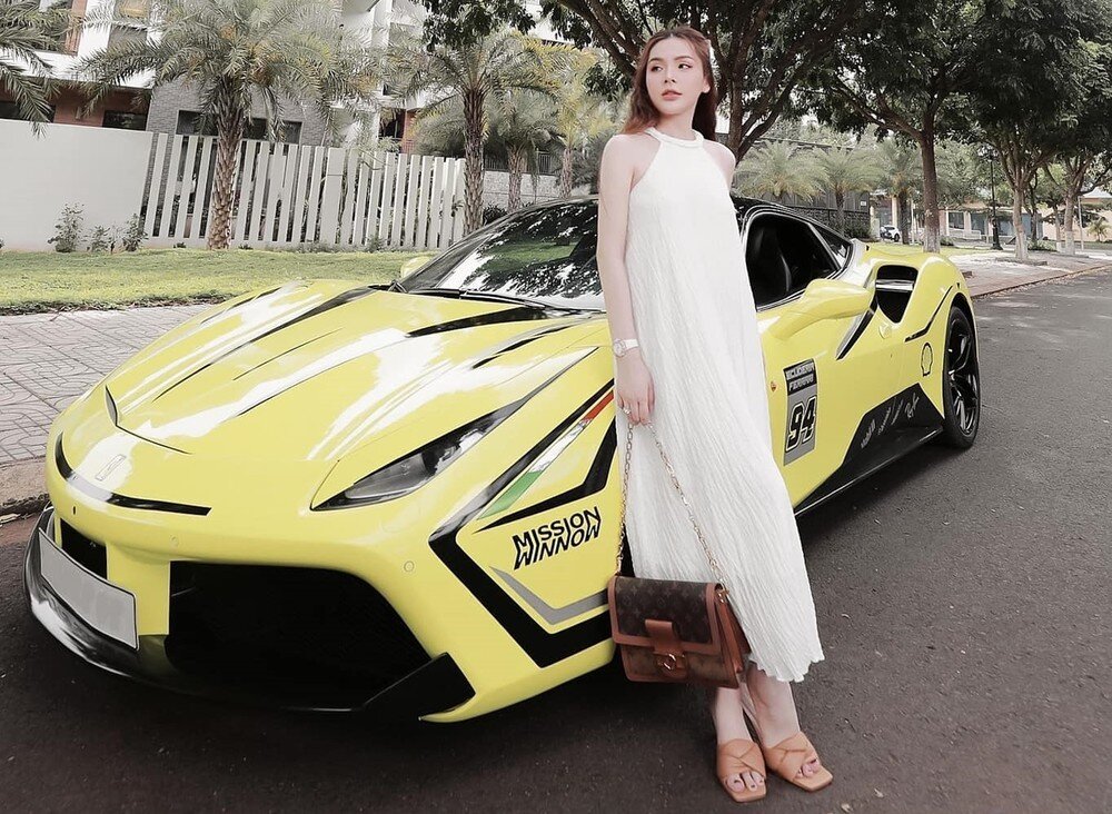 Chỉ vài tháng sau khi mua xe Mercedes-AMG G63, Tú Quyên lại gây bất ngờ khi tậu siêu xe Ferrari phiên bản 488 GTB đã qua sử dụng