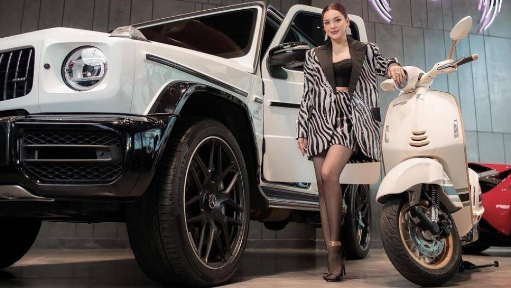 Chiếc xe tay ga Vespa 946 Christian Dior của Tú Quyên cũng có giá gần 700 triệu đồng