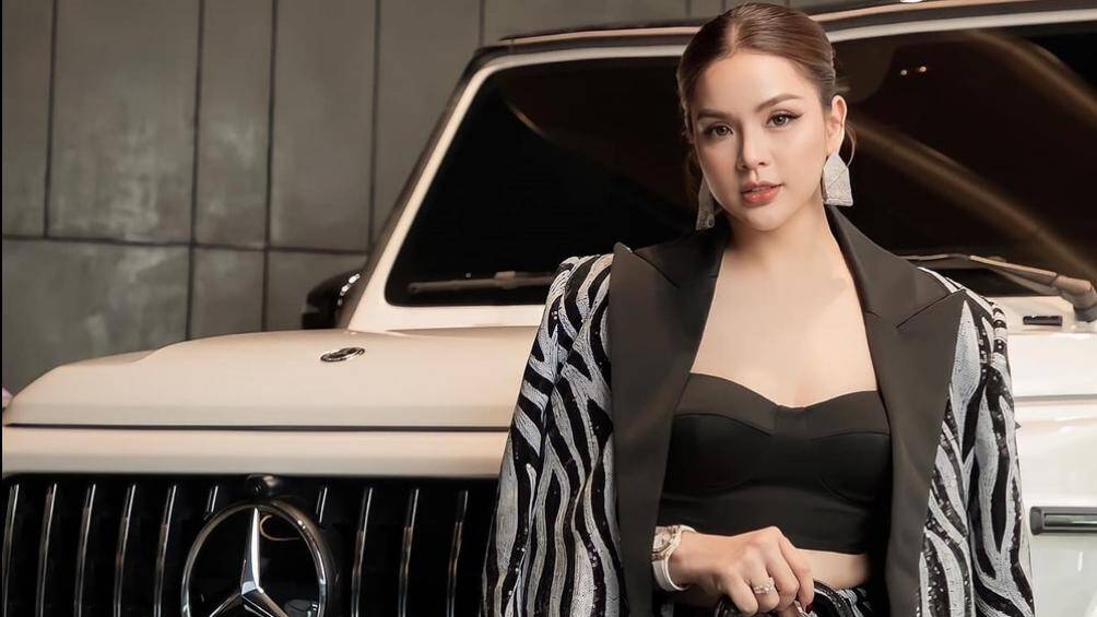 Tú Quyên mới đây đã gây chú ý khi tậu chiếc Mercedes-AMG G63 màu trắng có giá 14,8 tỷ đồng