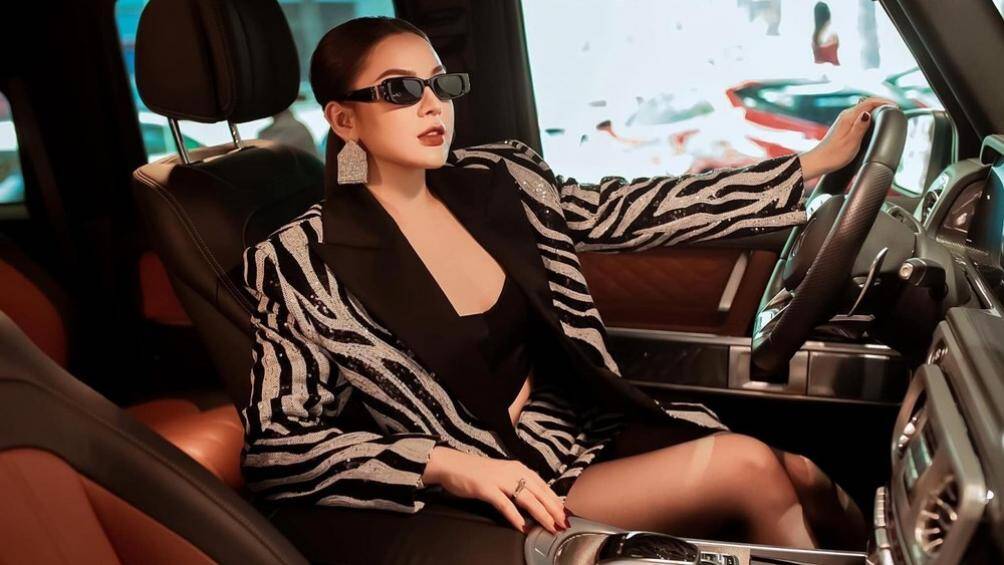 Chiếc SUV hạng sang Mercedes-AMG G63 của Tú Quyên có ngoại thất sơn màu trắng và được trang bị bộ la-zăng có giá trên 101 triệu đồng