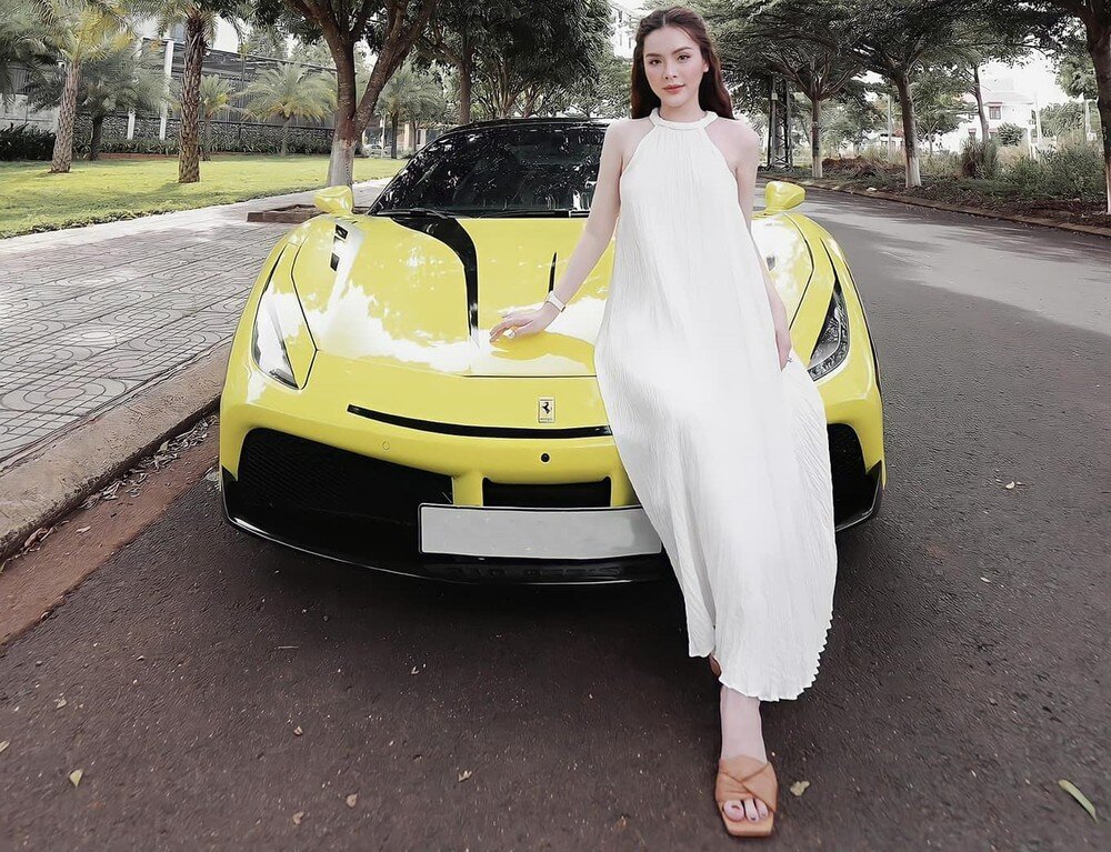 Siêu xe Ferrari 488 GTB này nguyên bản có màu trắng và được dán lại màu vàng. Xe sử dụng động cơ V8, tăng áp kép, dung tích 3.9 lít, sản sinh công suất tối đa 661 mã lực