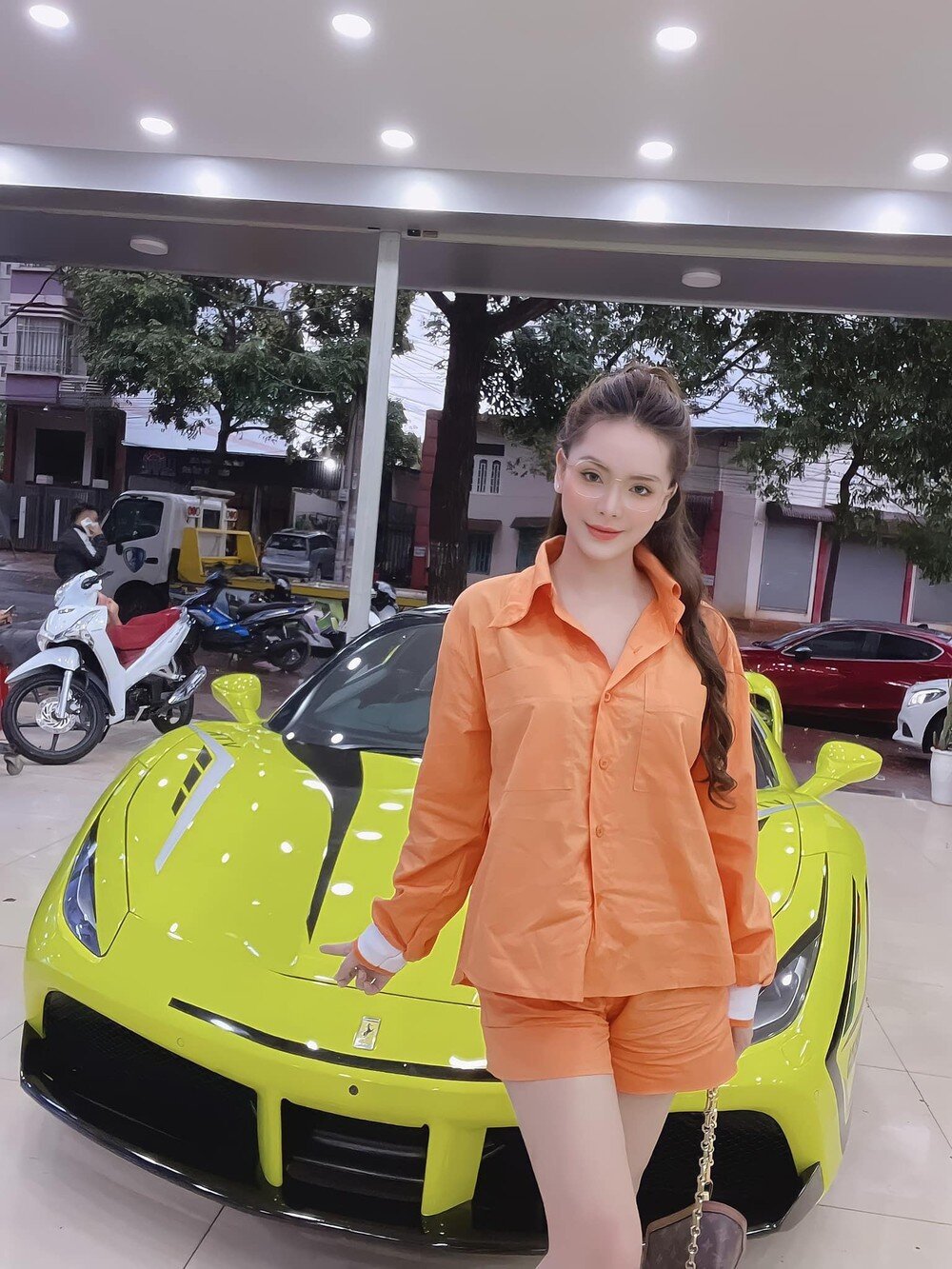 Được biết, người đẹp hiện đang kinh doanh trong lĩnh vực làm đẹp, buôn bán mỹ phẩm tại Sài thành và Buôn Ma Thuột