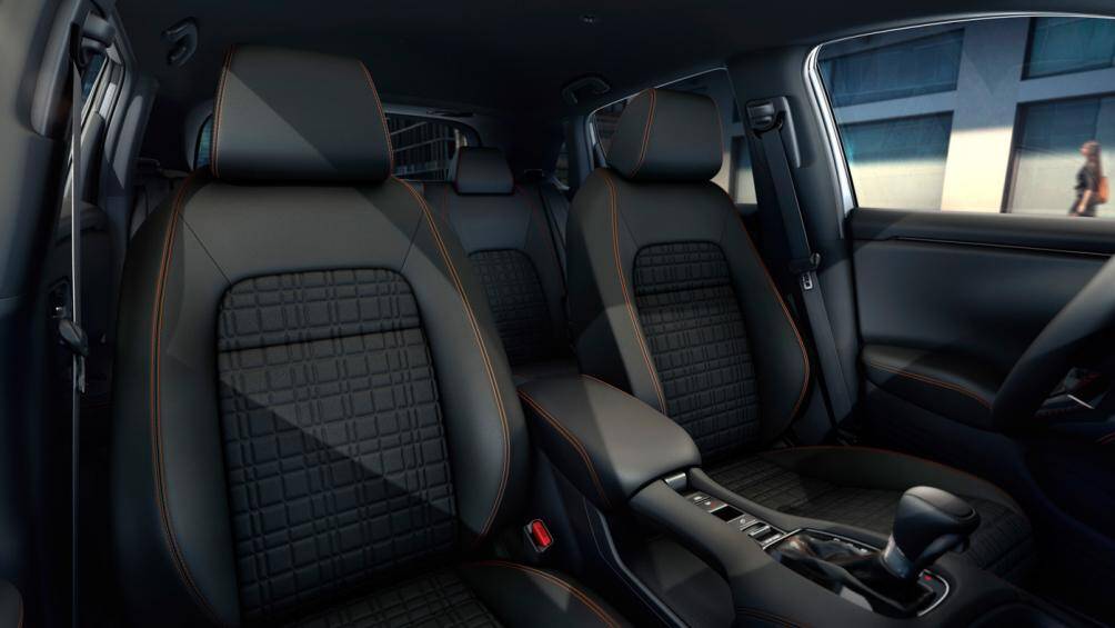 Bên dưới màn hình thông tin giải trí là cụm điều khiển trung tâm. Nằm phía trên khu vực cần số là sạc điện thoại thông minh không dây và 2 ngăn đựng cốc