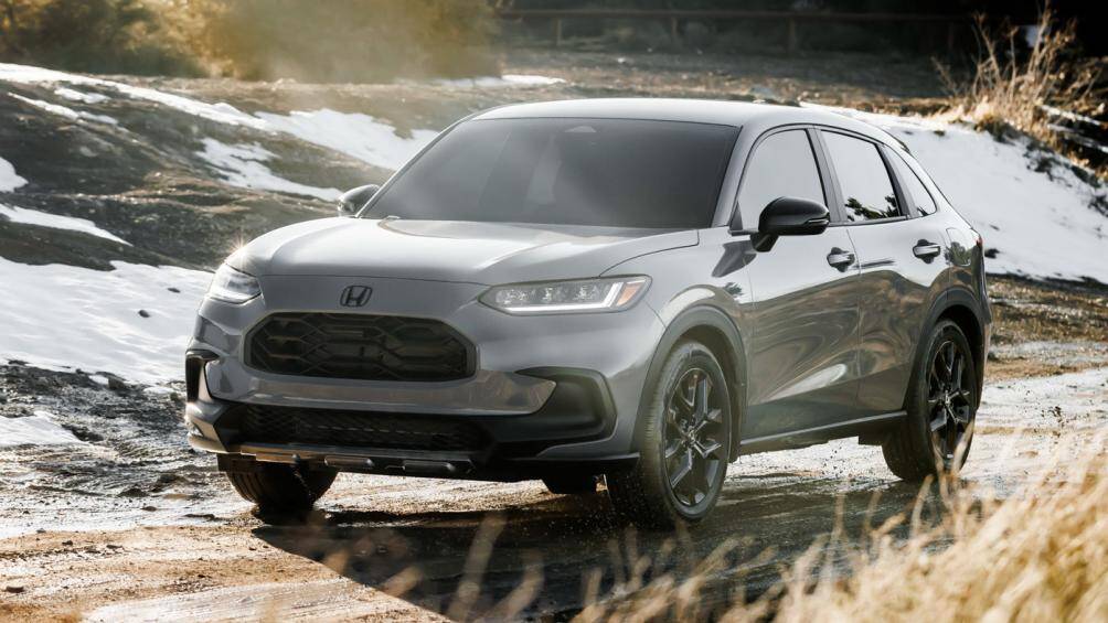 Xe cũng được trang bị lưới tản nhiệt hình lục giác với mắt lưới tổ ong màu đen bóng, cụm đèn pha LED nằm cao