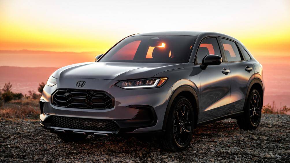 Ở bên sườn, mẫu SUV này có đường gân kéo dài từ chắn bùn trước đến đèn hậu và 4 tay nắm đều nằm trên cửa