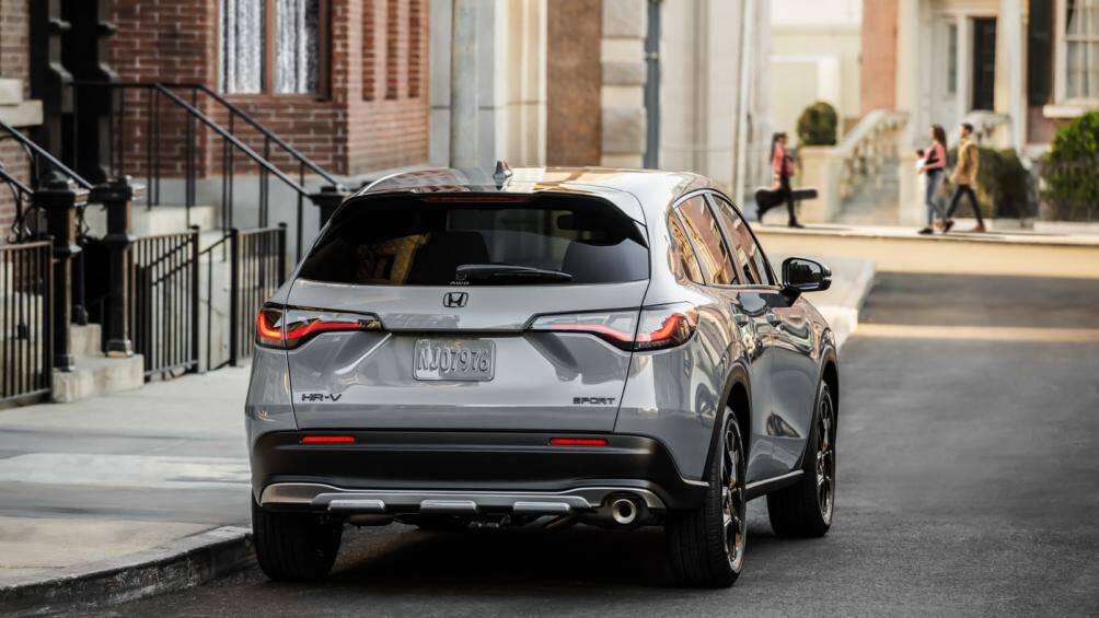 Đằng sau Honda HR-V 2023 xuất hiện cụm đèn hậu nằm ngang nhưng không nối liền với nhau. Thêm vào đó là cản sau màu đen và tấm ốp gầm màu bạc