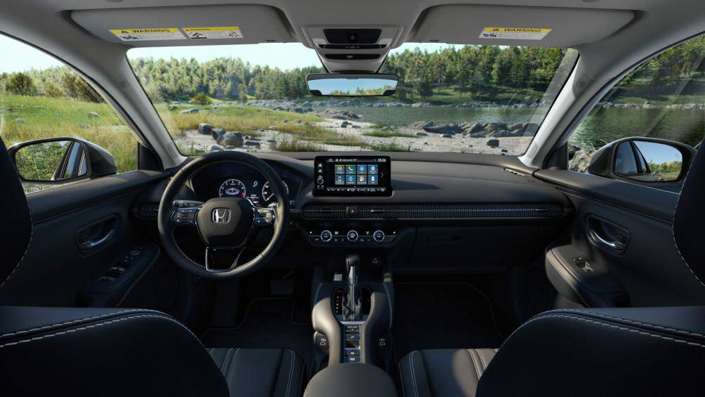 Những trang bị như ghế trước bọc da, sưởi ấm, ghế lái chỉnh điện 8 hướng, cửa sổ trời, sạc điện thoại thông minh không dây, hệ thống âm thanh 180W 8 loa...