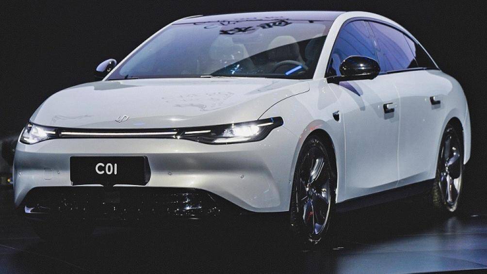 Mẫu xe này hiện đang được bán với mức giá dao động từ 180.000 - 270.000 Nhân dân tệ (khoảng 630 - 945 triệu đồng)