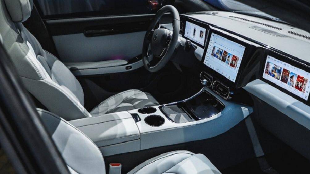 Ở bên trong cabin, Leapmotor C01 nổi bật với 3 màn hình nằm độc lập trên mặt táp-lô, bao gồm màn hình thông tin LCD 10,25 inch