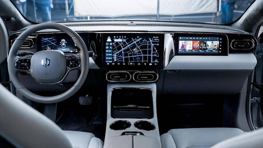 Màn hình thông tin giải trí dạng cảm ứng 12,8 inch và màn hình 10,25 inch dành cho hành khách ngồi trên ghế phụ lái