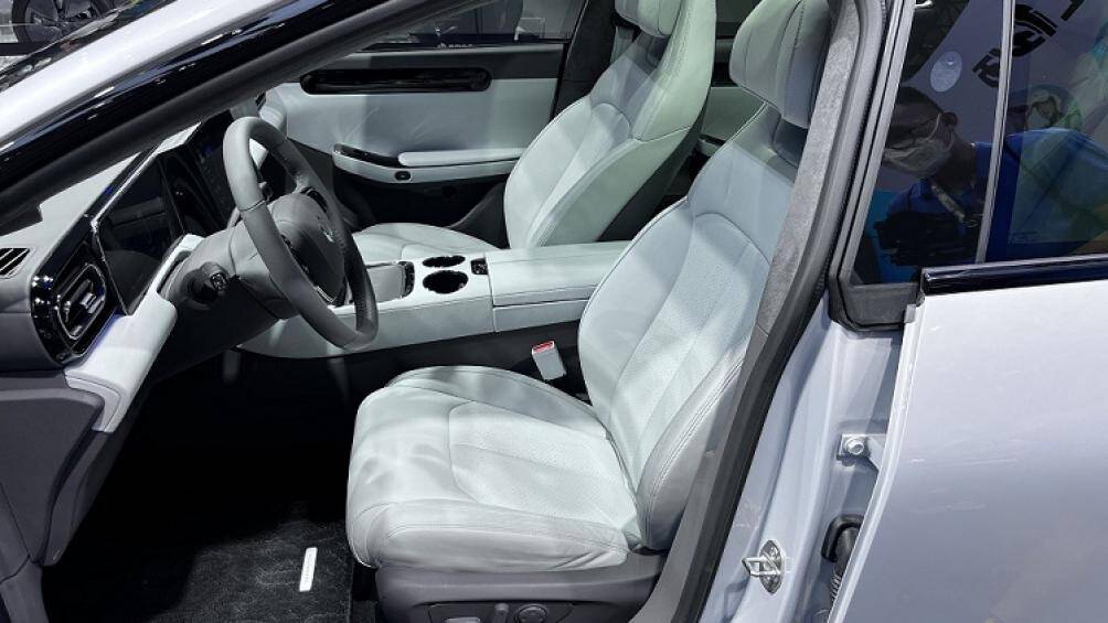 Nội thất của Leapmotor C01 mang đến cảm giác sang trọng và cao cấp với ghế bọc da Nappa, có đủ tính năng sưởi, làm mát và massage