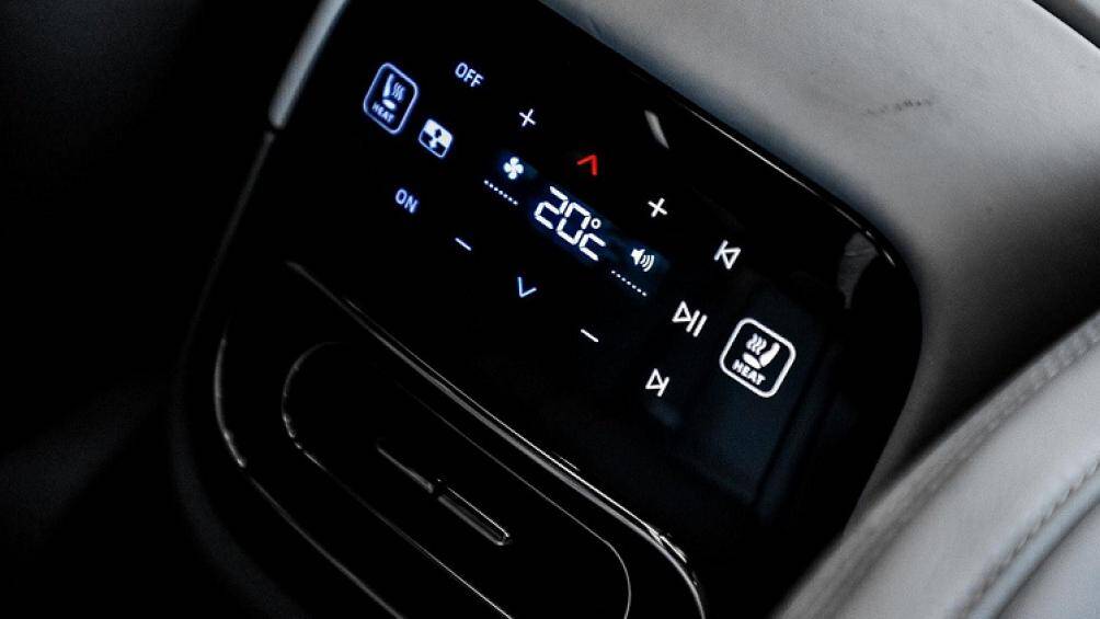 Vô lăng 2 chấu và hệ thống âm thanh 12 loa với amply DSP 8 kênh cũng là điểm nhấn bên trong xe