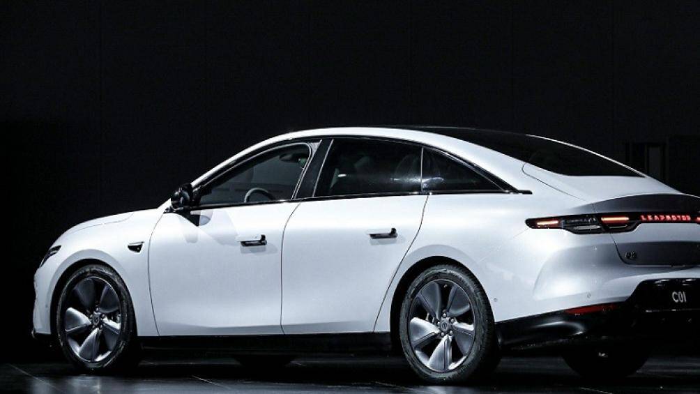 Khi nhìn từ trên cao xuống, kính lái, cửa sổ trời toàn cảnh và kính chắn gió phía sau trông giống như một mảnh kính cong liền mạch