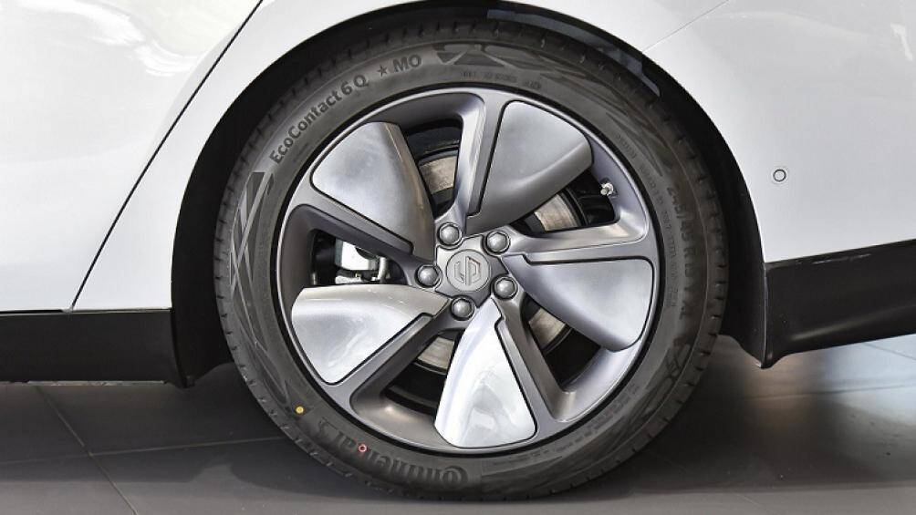 Nhìn tổng thể, Leapmotor C01 giống như một chiếc xe coupe với kiểu dáng thể thao, cùng với đó là bộ mâm 19 inch