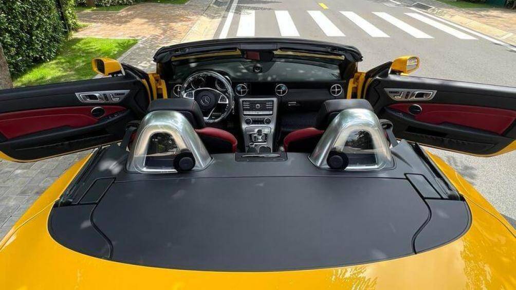 Điểm đáng chú ý nhất chính là phần mui. Ở Mercedes-AMG SLC 43, mui xe có thể đóng/ mở chỉ trong 14 – 16 giây