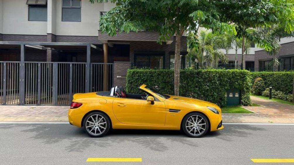 Cả Việt Nam hiện chỉ có 2 chiếc Mercedes-AMG SLC 43. Chiếc xe của ông Đặng Lê Nguyên Vũ vừa mua có ngoại thất màu vàng rực rỡ
