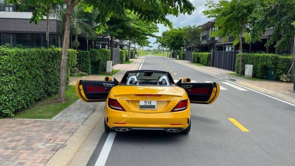 Phần mui xếp cứng của chiếc Mercedes-AMG SLC 43 này được hoàn thiện trong 2 màu là đen và vàng, tạo sự tương phản độc đáo